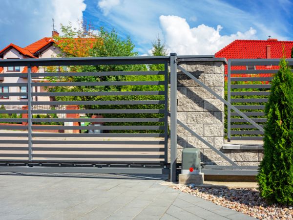 Bramy i ogrodzenia: Poradnik dla Twojego domu, jak wybrać odpowiednią bramę?